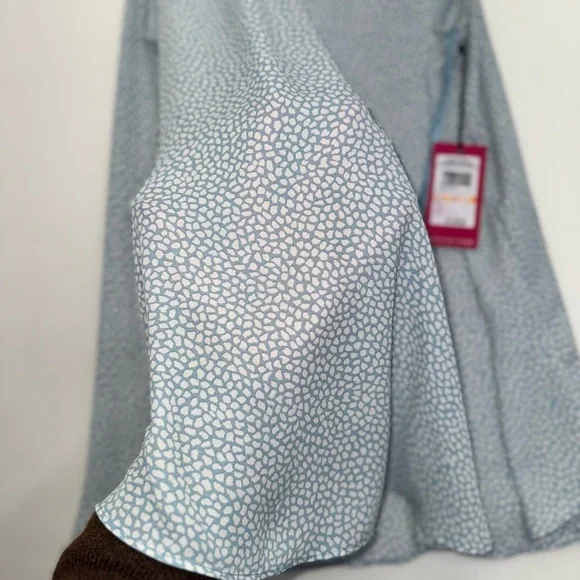 Vince Camuto Women's sleeveless V-neck swing Tank Top, Size M - Picture 4 of 5